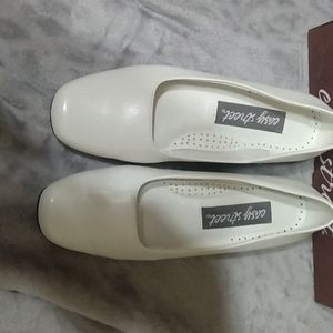 Size 8 1/2 Wide Easy Street dress shoes